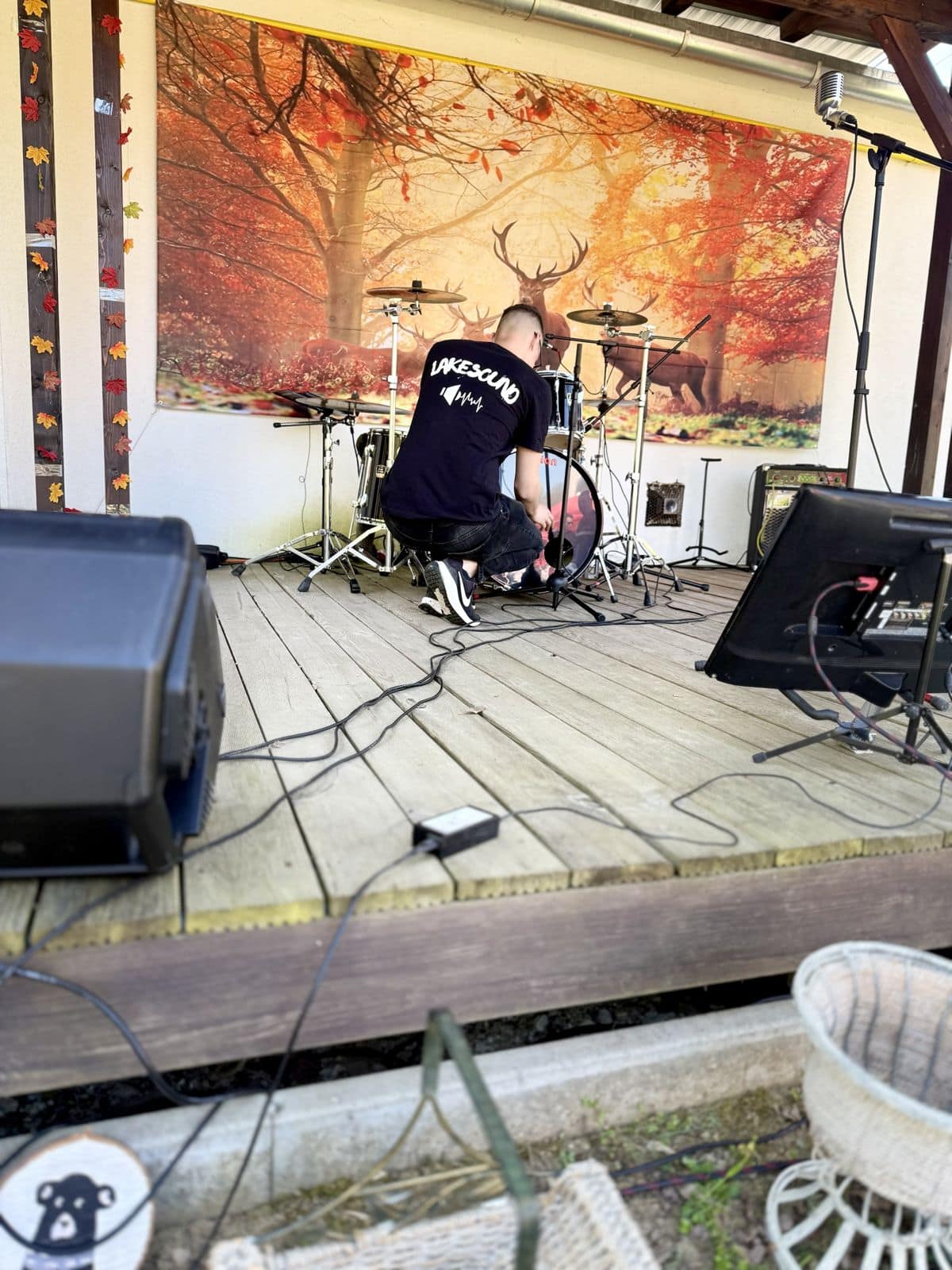 LakeSound technikus mikrofonozza a dobfelszerelést koncert előtt