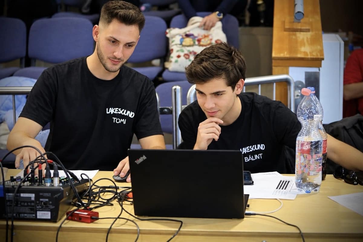 Tomi és Bálint LakeSound pólóban a keverőpult és a laptop mögött